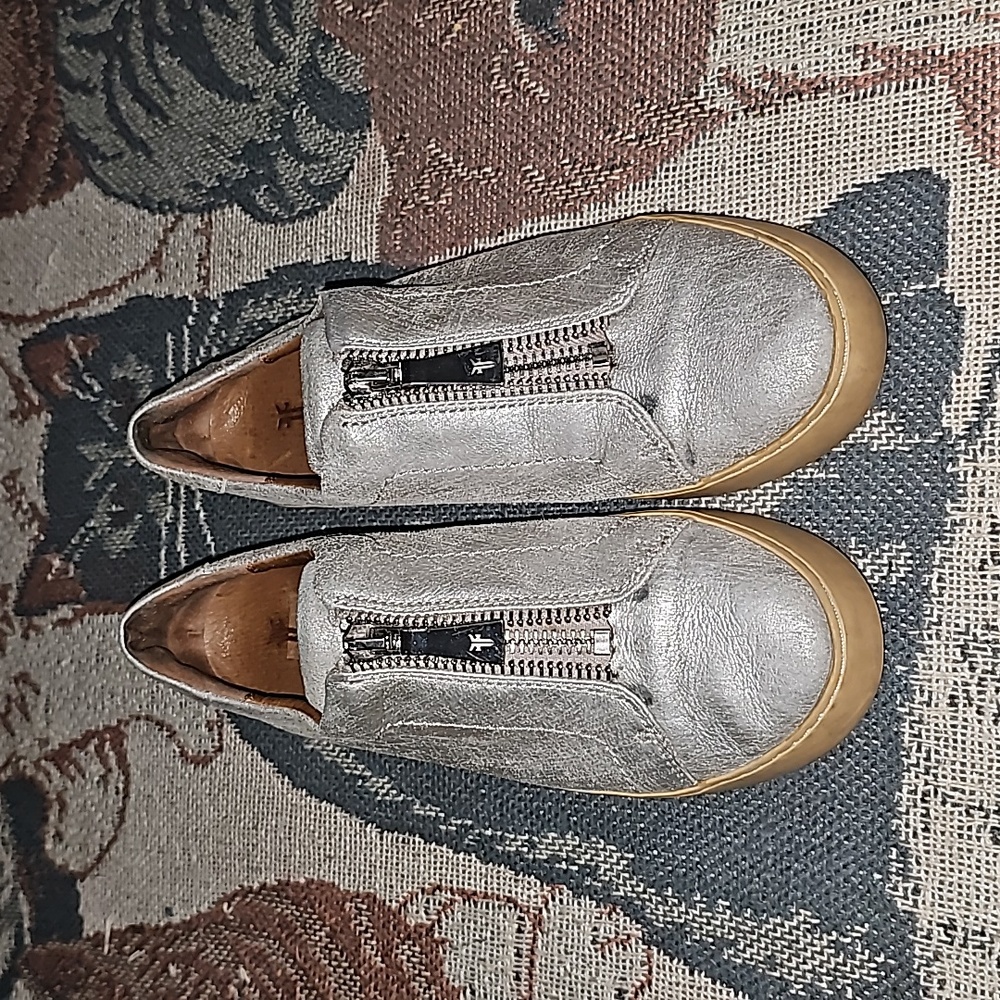 Frye metallica silver leather sneakers used zipper closure logo